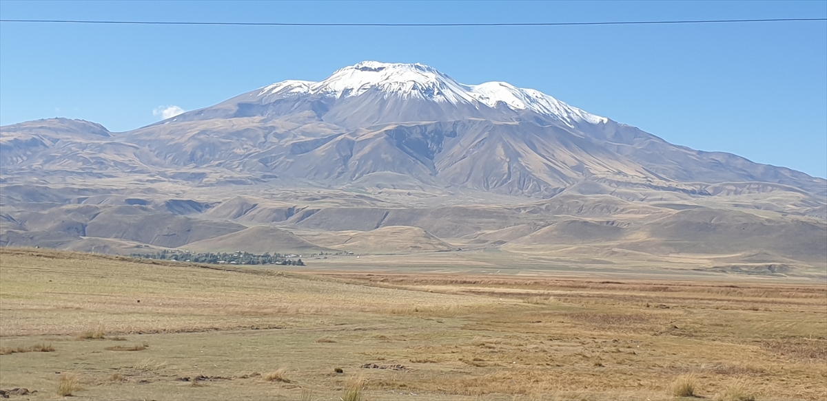 Süphan Dağı'nın zirvesi beyaza büründü