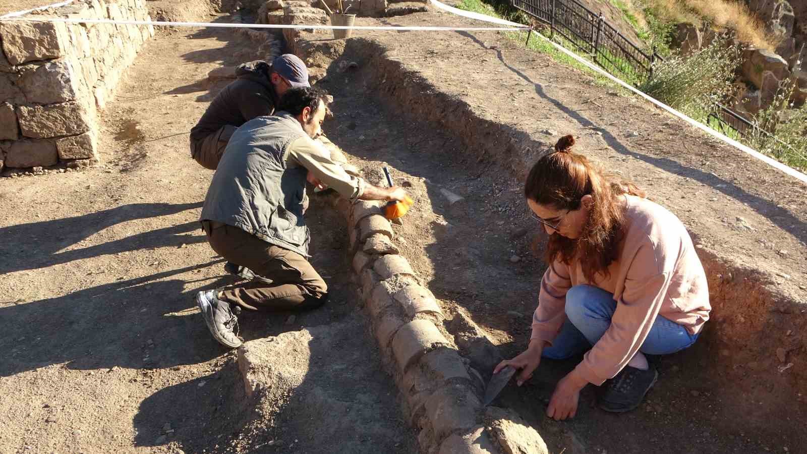 Bitlis Kalesi’nde 500 yıllık su künkleri bulundu