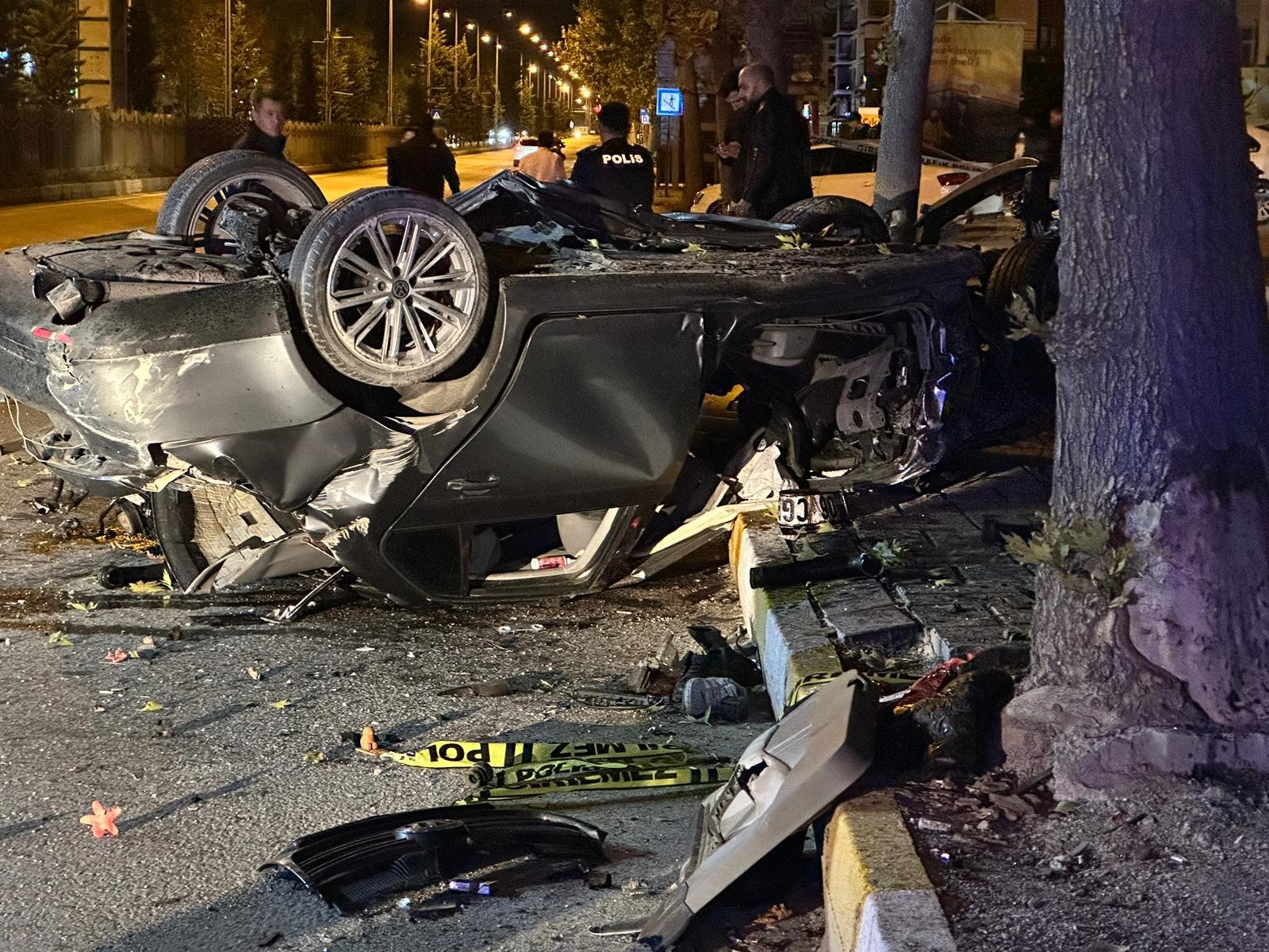 Van’da takla atan otomobildeki 2 yaralı hayatını kaybetti