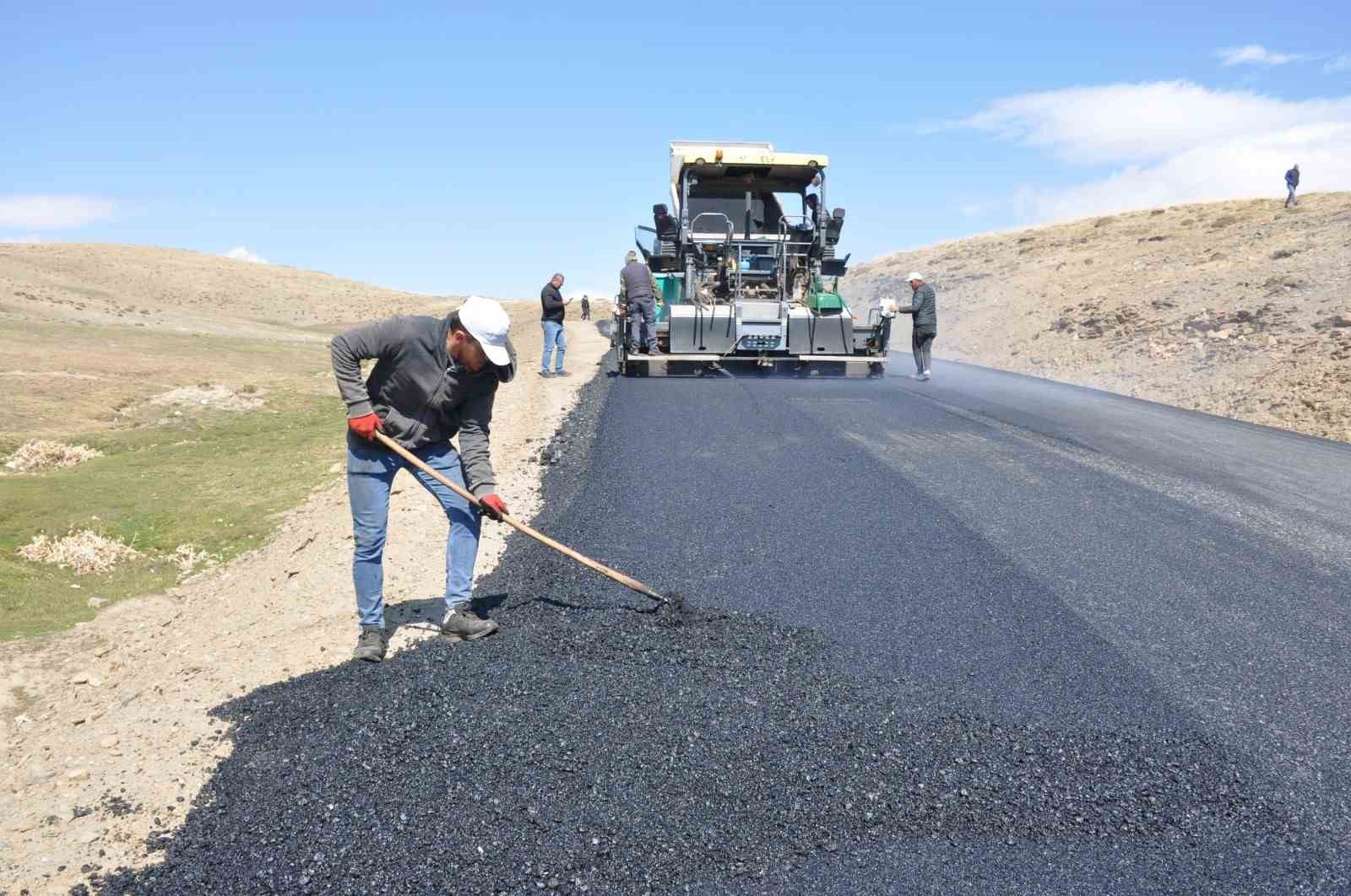 Muş’ta yollar asfaltlanıyor