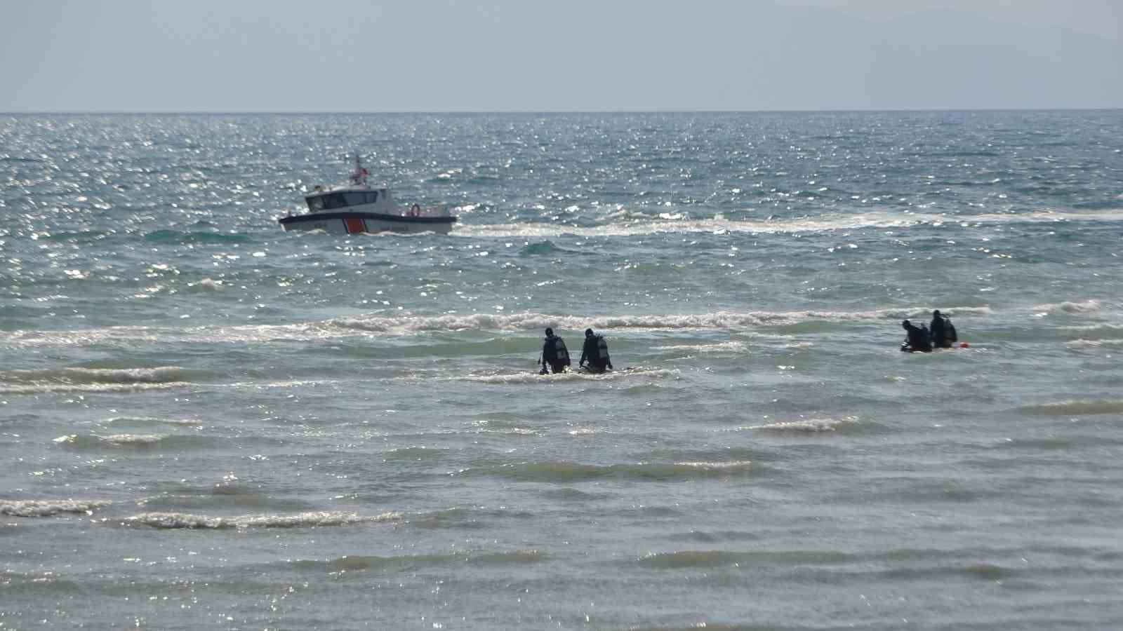 Van Gölü'ne dalıp Rojin'i aradılar