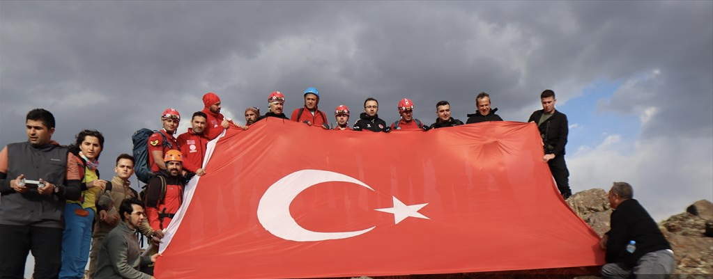 Iğdır Valisi Turan‘dan Tekelti Dağı'na zirve tırmanışı