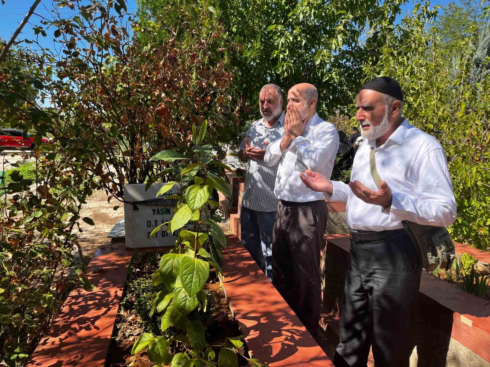 Diyarbakır'da Yasin Börü ve arkadaşları mezarları başında anıldı