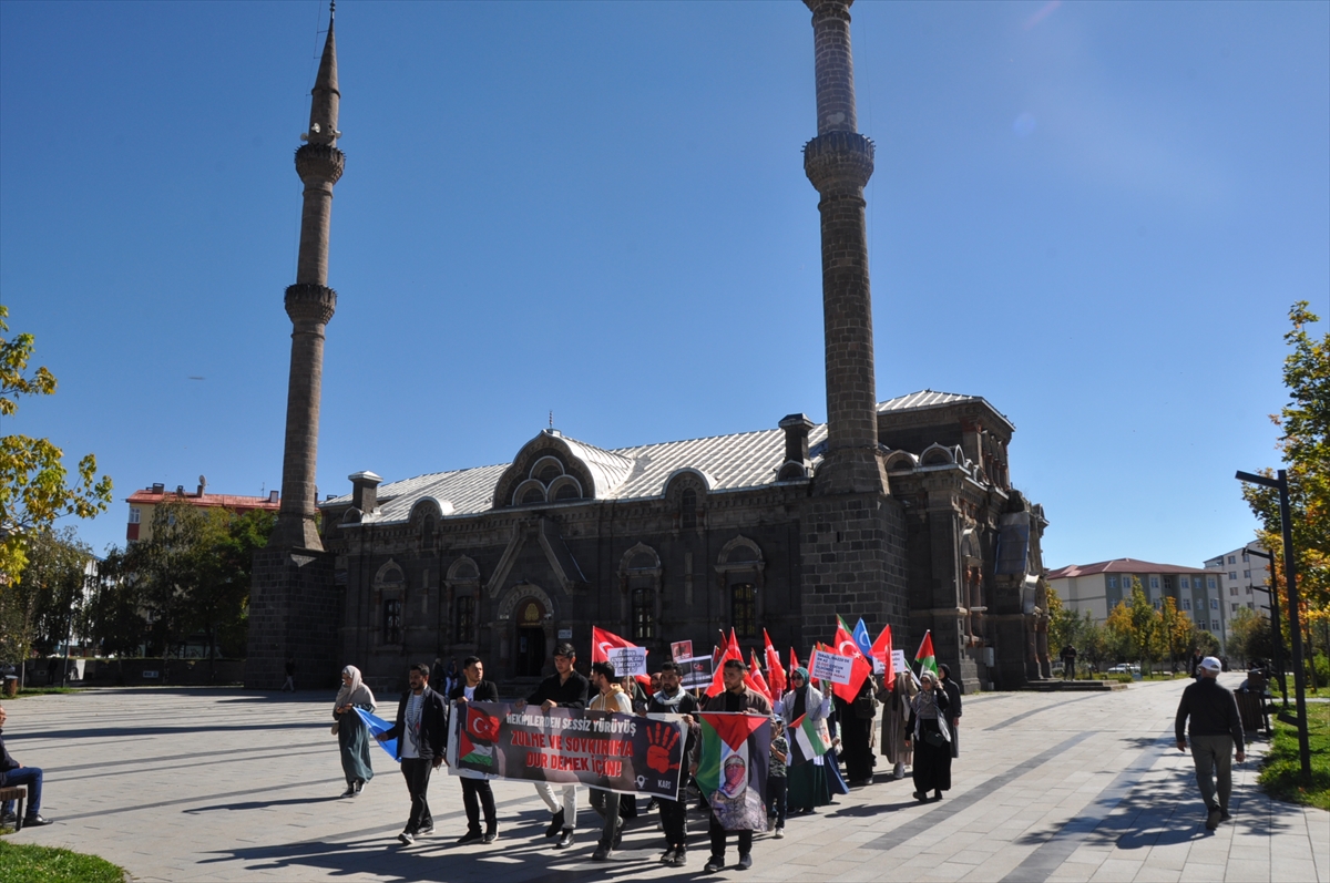 Kars'ta sağlık çalışanları 47 haftadır sessiz yürüyüşte