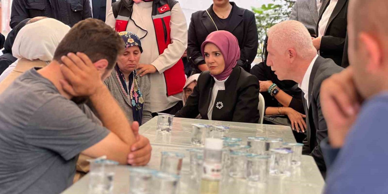 Aile ve Sosyal Hizmetler Bakanı'ndan Vahşice Öldürülen Genç Kızların Ailelerine Taziye Ziyareti