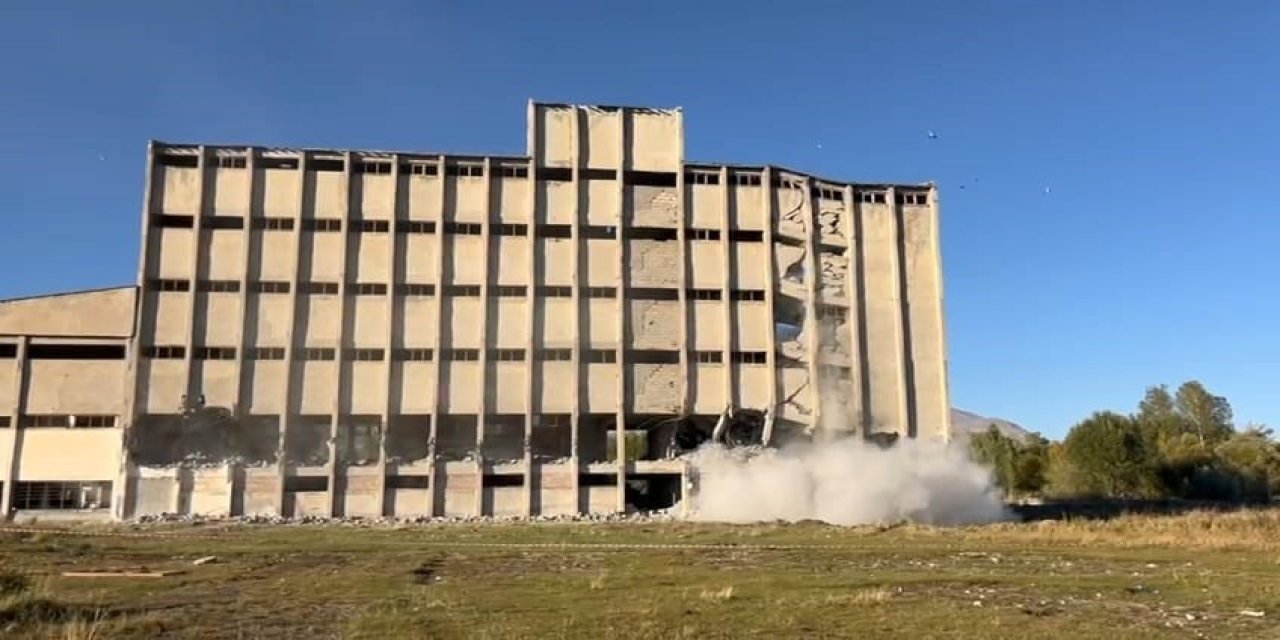 Bitlis'te Ruhsatsız Un Fabrikasının Yıkım İşlemi Başlatıldı