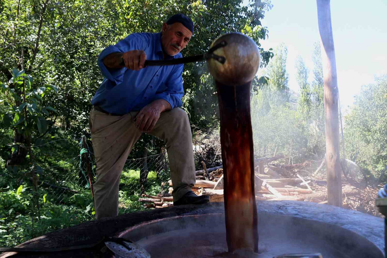 Bitlis'te üzüm pekmezinin zorlu yolculuğu