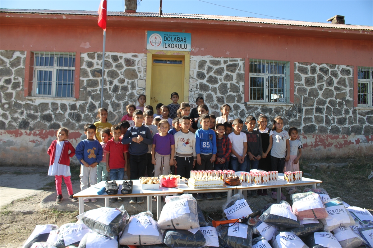 Muş'ta köy okulundaki çocuklara öğretmenlerden hediye