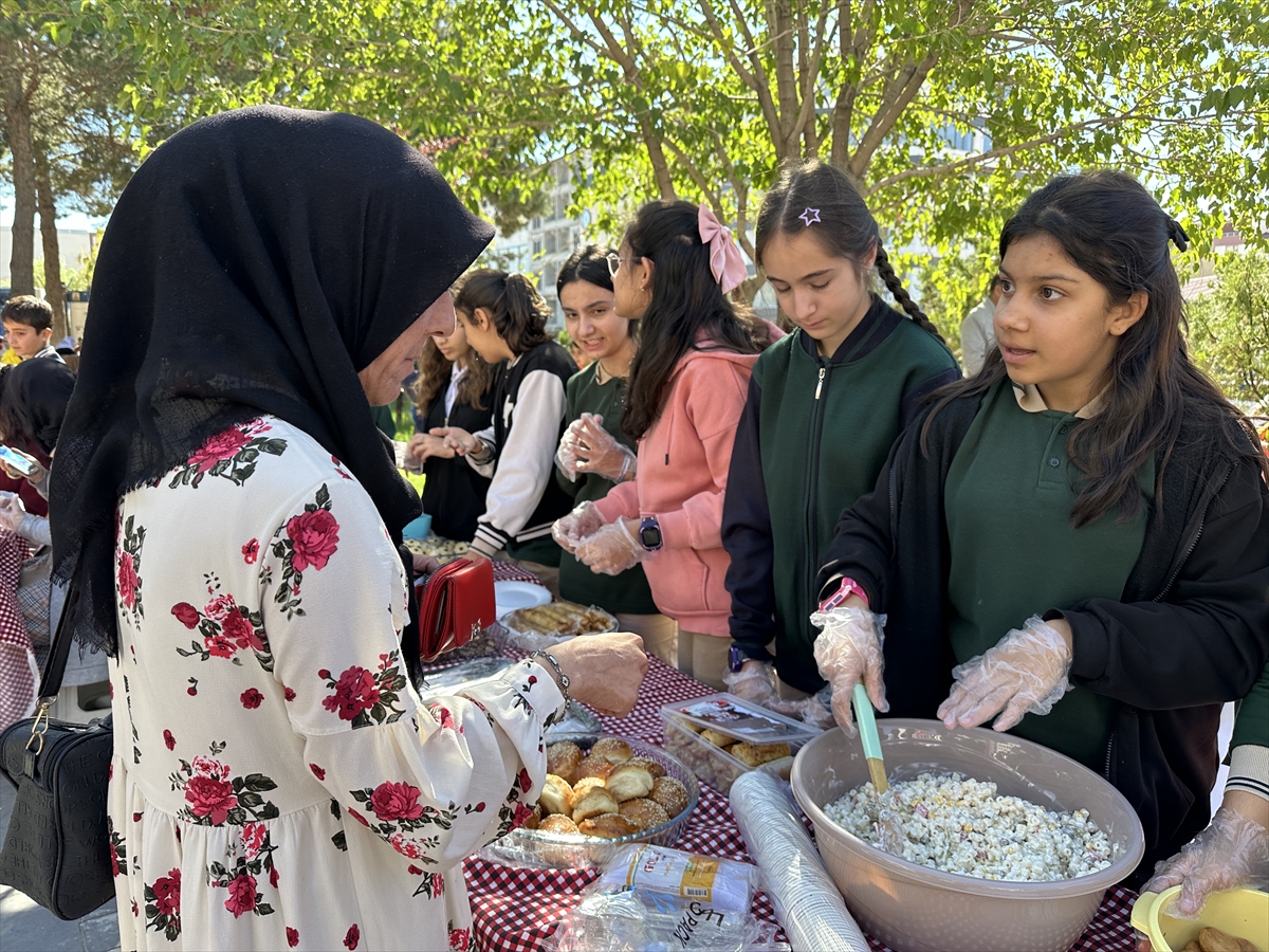 Van'da lise öğrencileri Gazze için kermes düzenledi