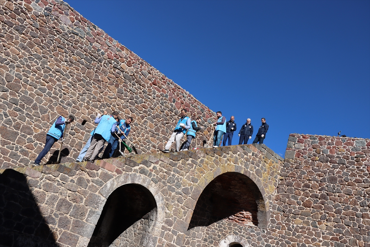 Erzurum'da din görevlileri tarihi tabyayı temizledi