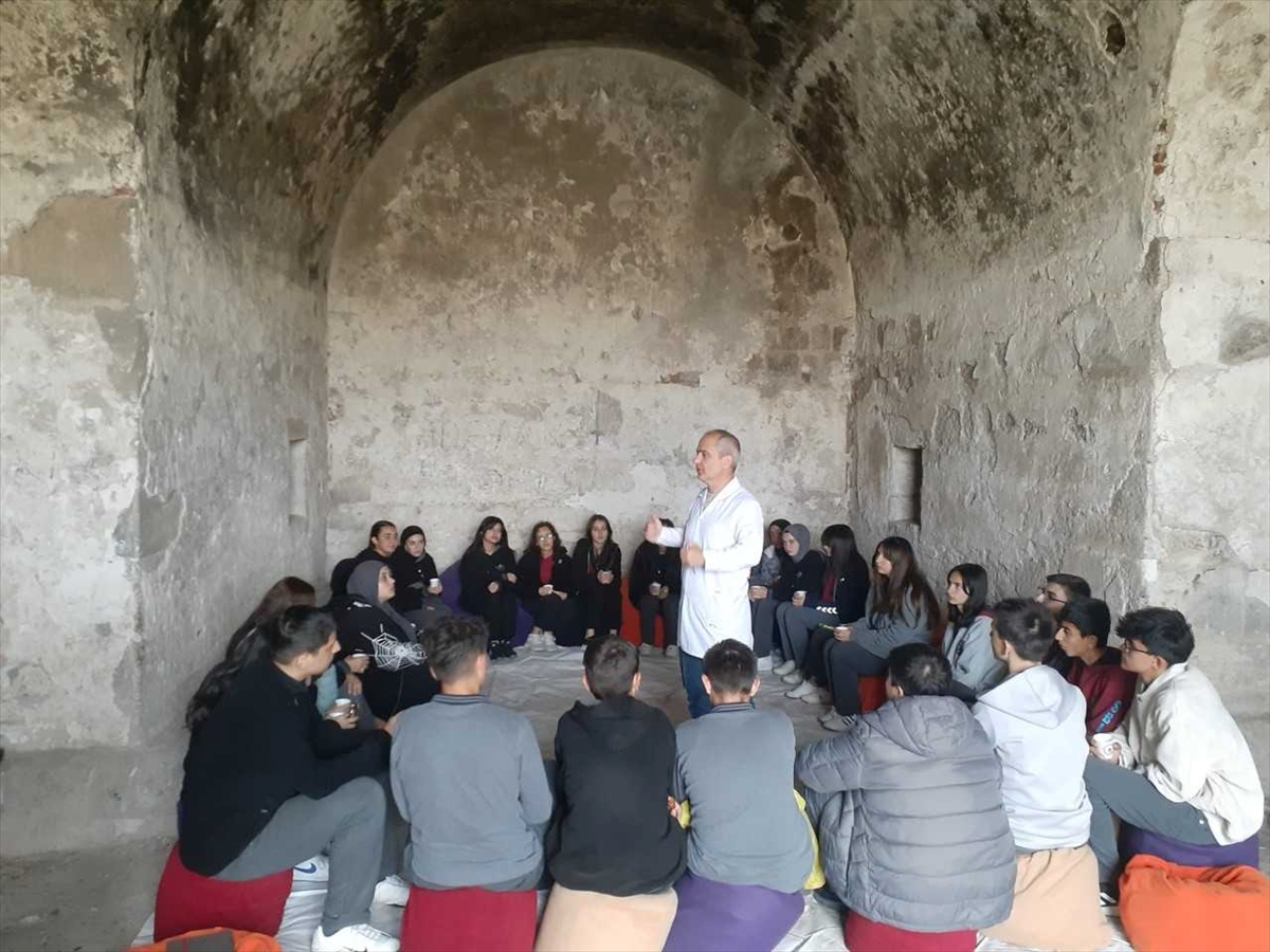 Erzurum'da lise öğrencilerine tarihi tabyada tarih dersi