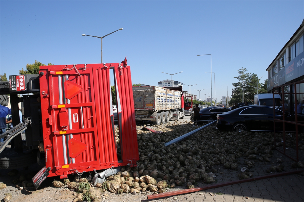 Muş'ta şeker pancarı yüklü traktör devrildi