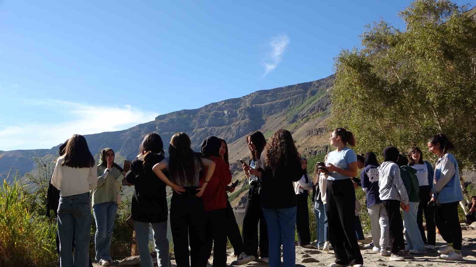 Nemrut Krater Gölü’ne ziyaretçi akınına uğruyor