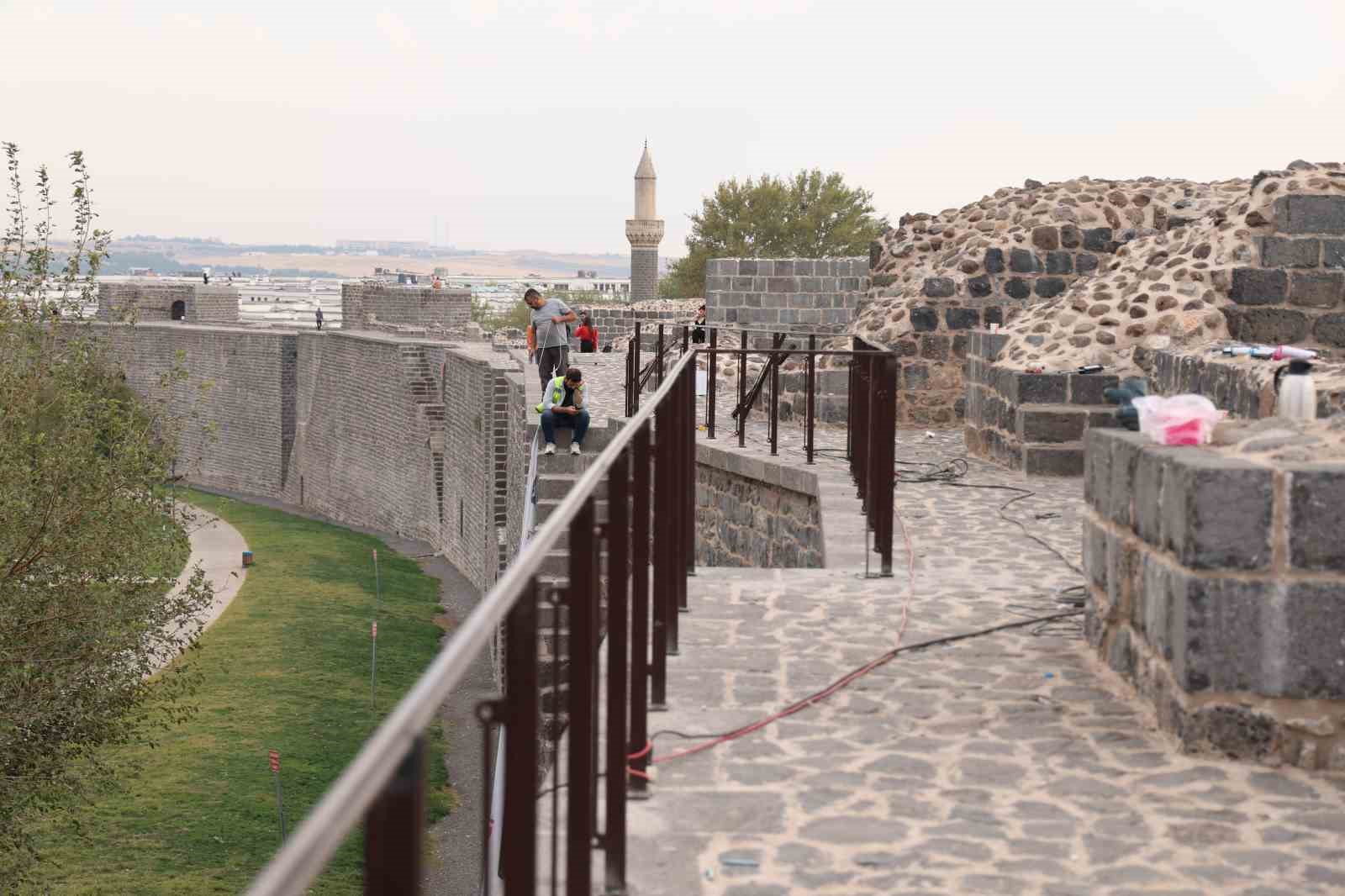 Diyarbakır Surları’na demir korkuluk takıldı