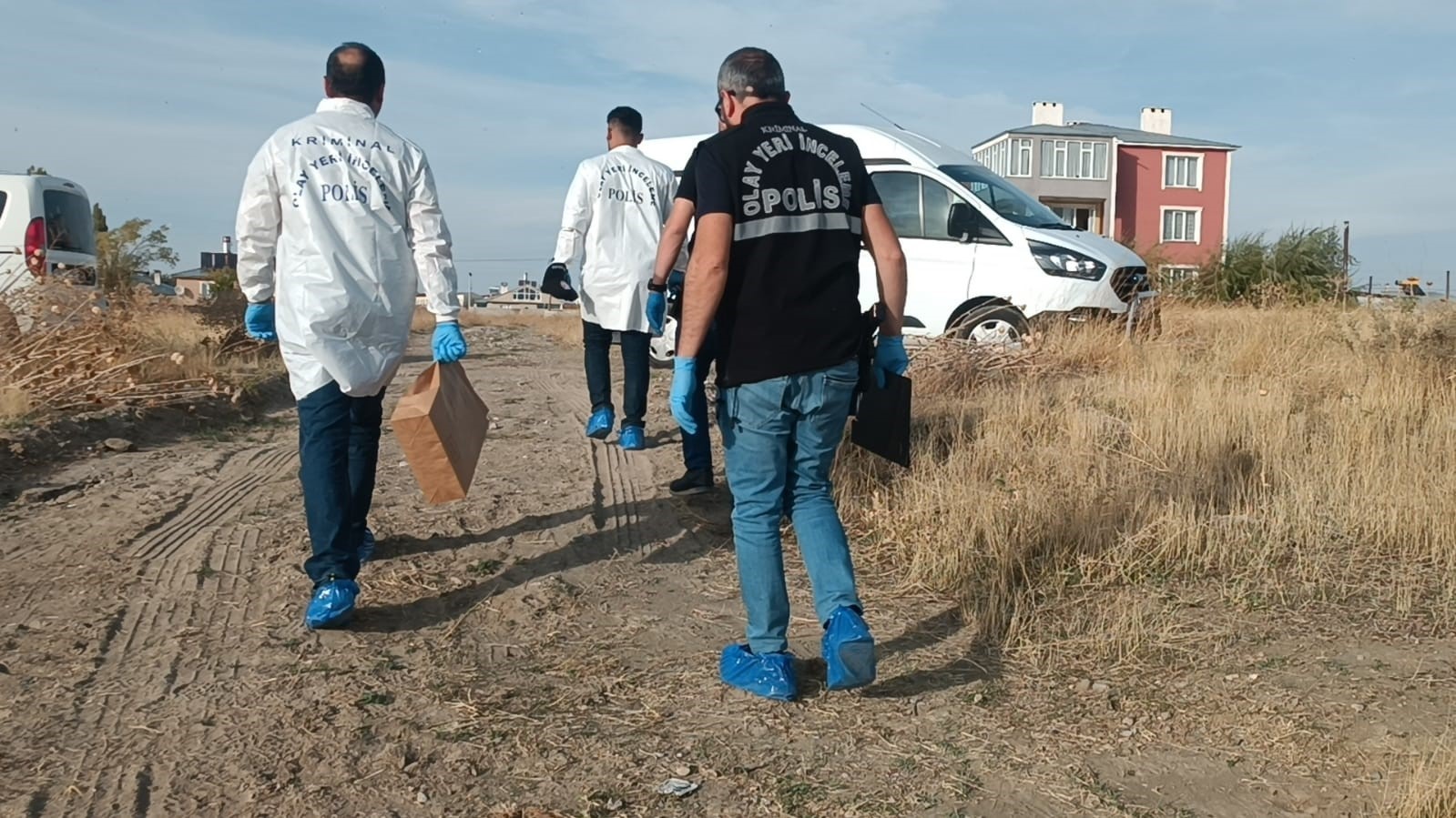 Rojin’e ait olduğu iddia edilen kıyafet parçaları Van Gölü sahilinde bulundu