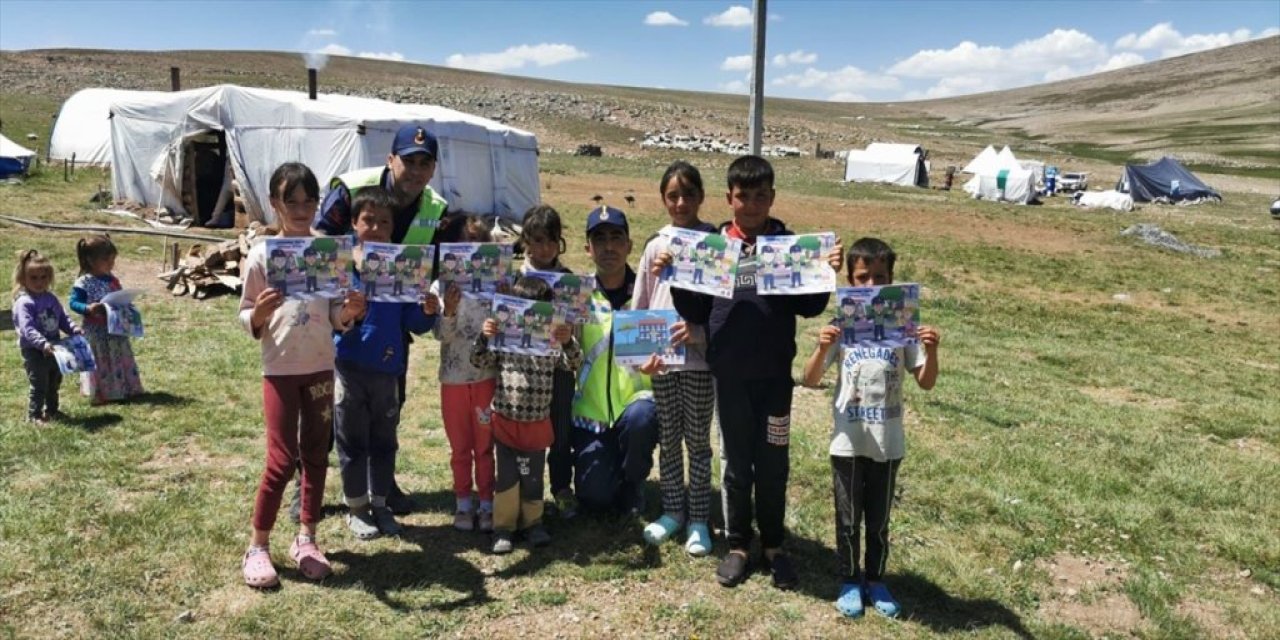 Erzurum'da Jandarma Ekipleri'nden Çocuklara Trafik Eğitimi