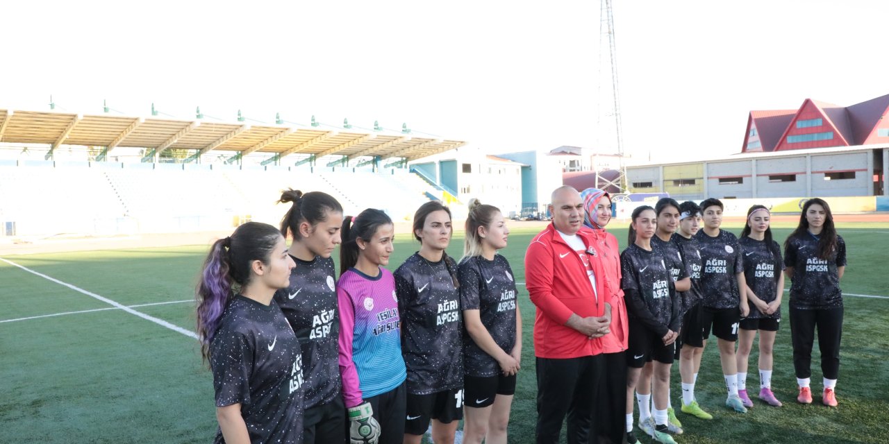 Ağrı’da Protokol Üyeleri Gösteri Maçında Kızlarla Sahaya Çıktı