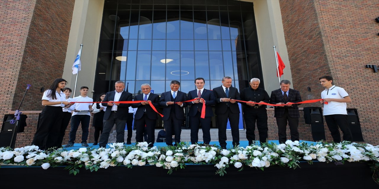 Bitlis'te Özel Eren Fen ve Teknoloji Lisesi'nin Açılışı Gerçekleştirildi