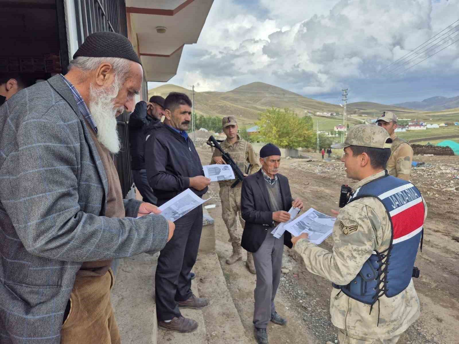 Erzurum'da jandarma köy halkını bilgilendiriyor