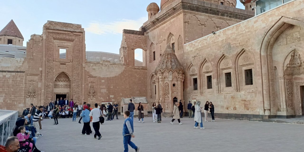 Akademisyenler İshak Paşa Sarayı'nda