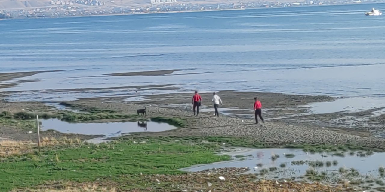 Van'da Kaybolan Rojin İçin Jandarma Sualtı Kadavra Arama Köpeği Görev Yaptı