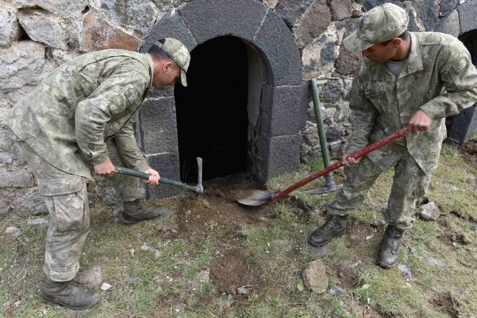 Erzurum'da Mehmetçik tarihi tabyaları temizledi