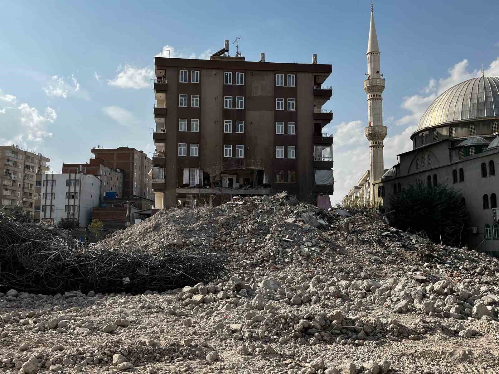 Diyarbakır’da ağır hasarlı binanın yıkımı çevreye zarar verdi