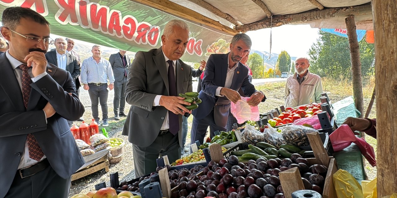 Muş Valisi Yol Üzerinde Sebze ve Meyve Satışı Yapan Esnafı Ziyaret Etti