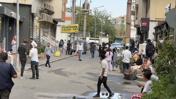 Depremde Diyarbakır'da vatandaşlar sokağa çıktı