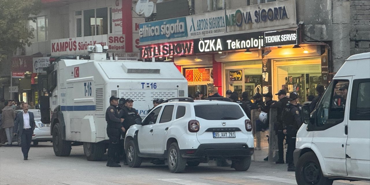 Van'da Taşlı Sopalı Kavgaya Polis Müdahalesi