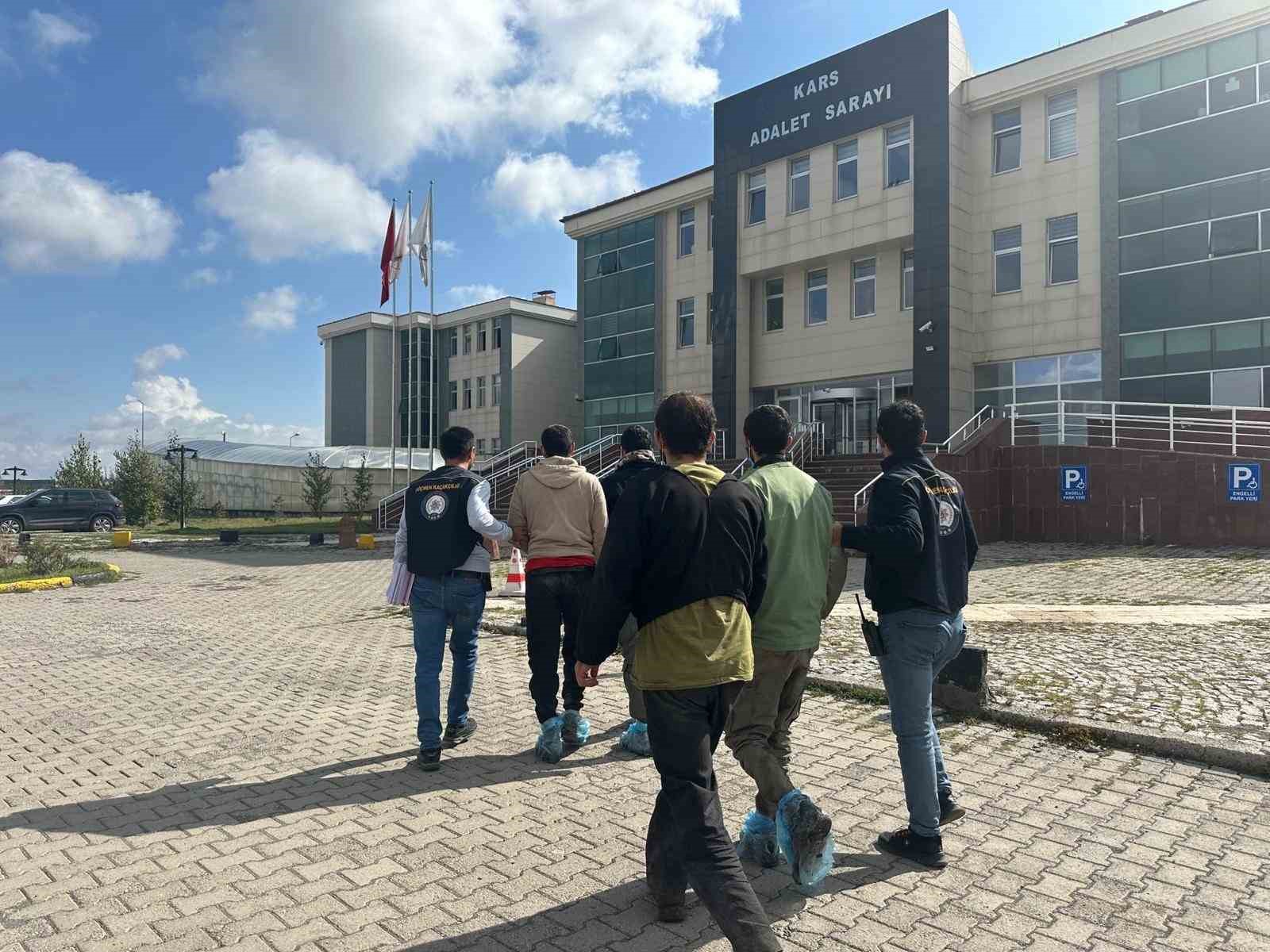 Kars’ta sahte pasaportla 7 düzensiz göçmen yakalandı