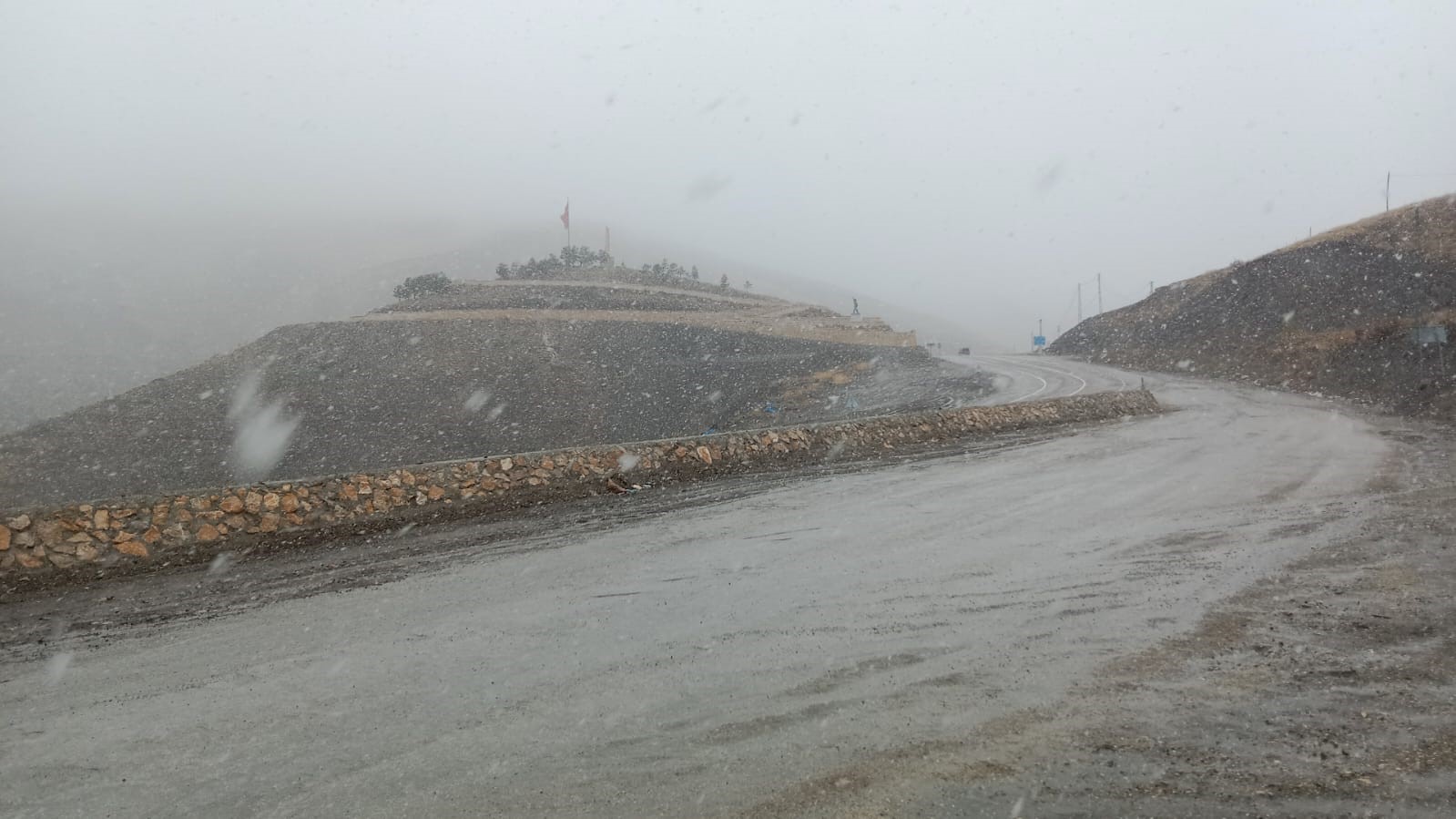 Erzurum’da mevsimin ilk kar yağışı başladı