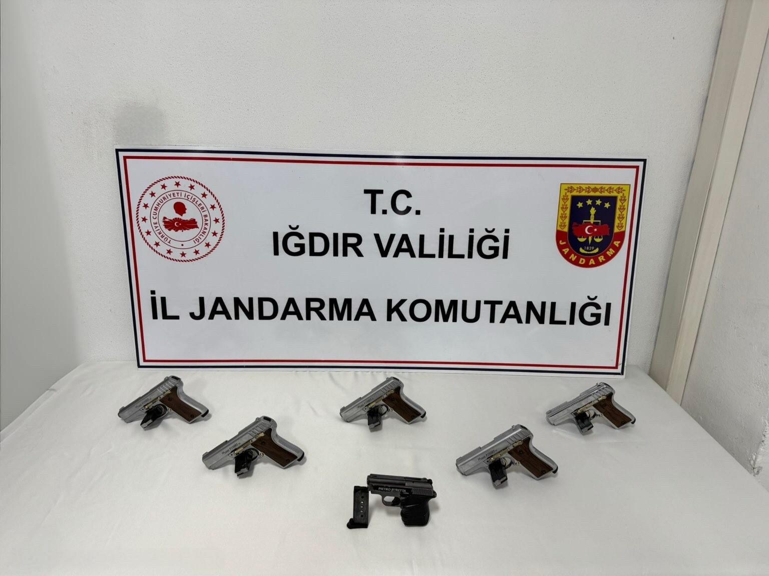 Iğdır’daki kaçakçılık operasyonu: 6 tabanca ele geçirildi