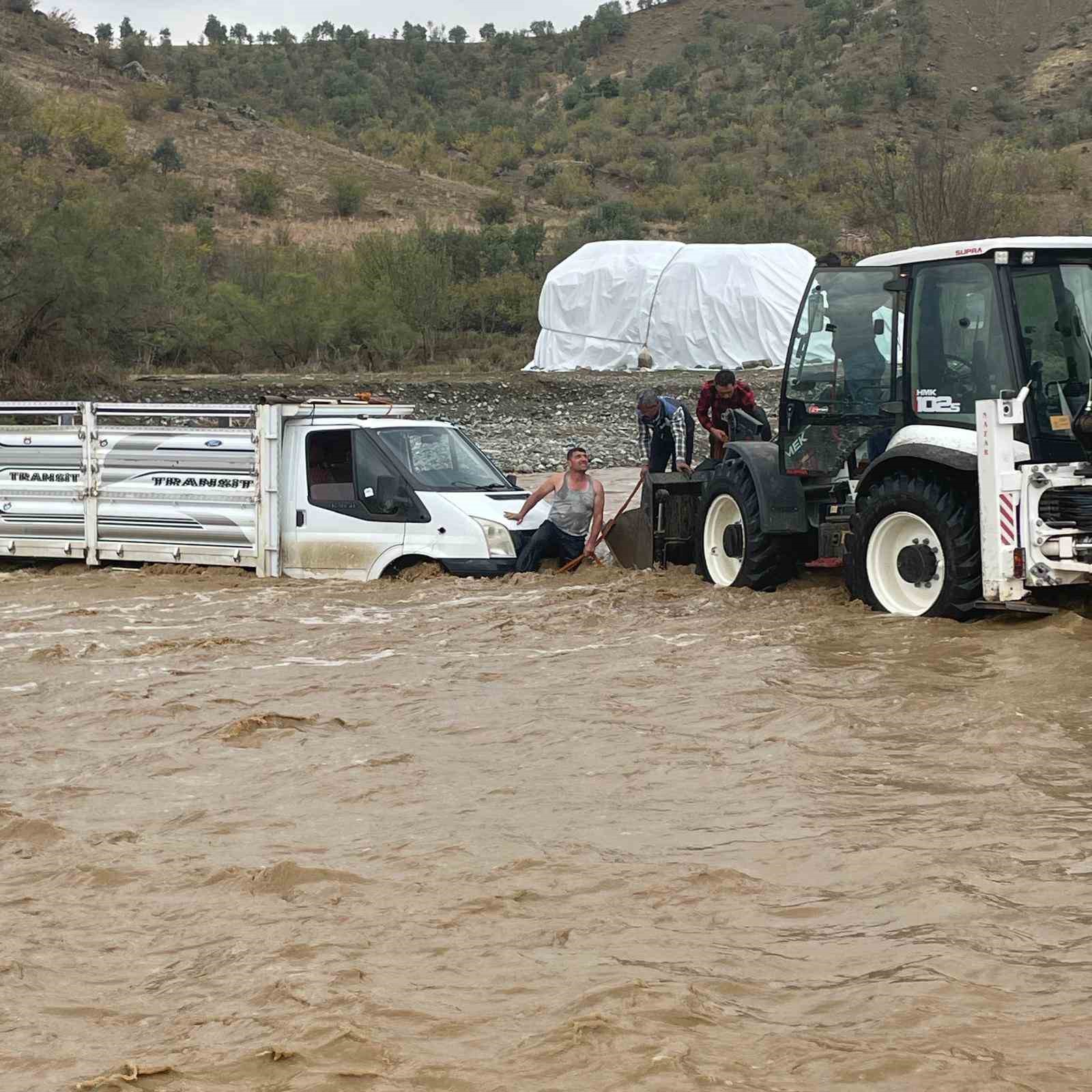 Diyarbakır’da aşırı yağışta aracında mahsur kaldı