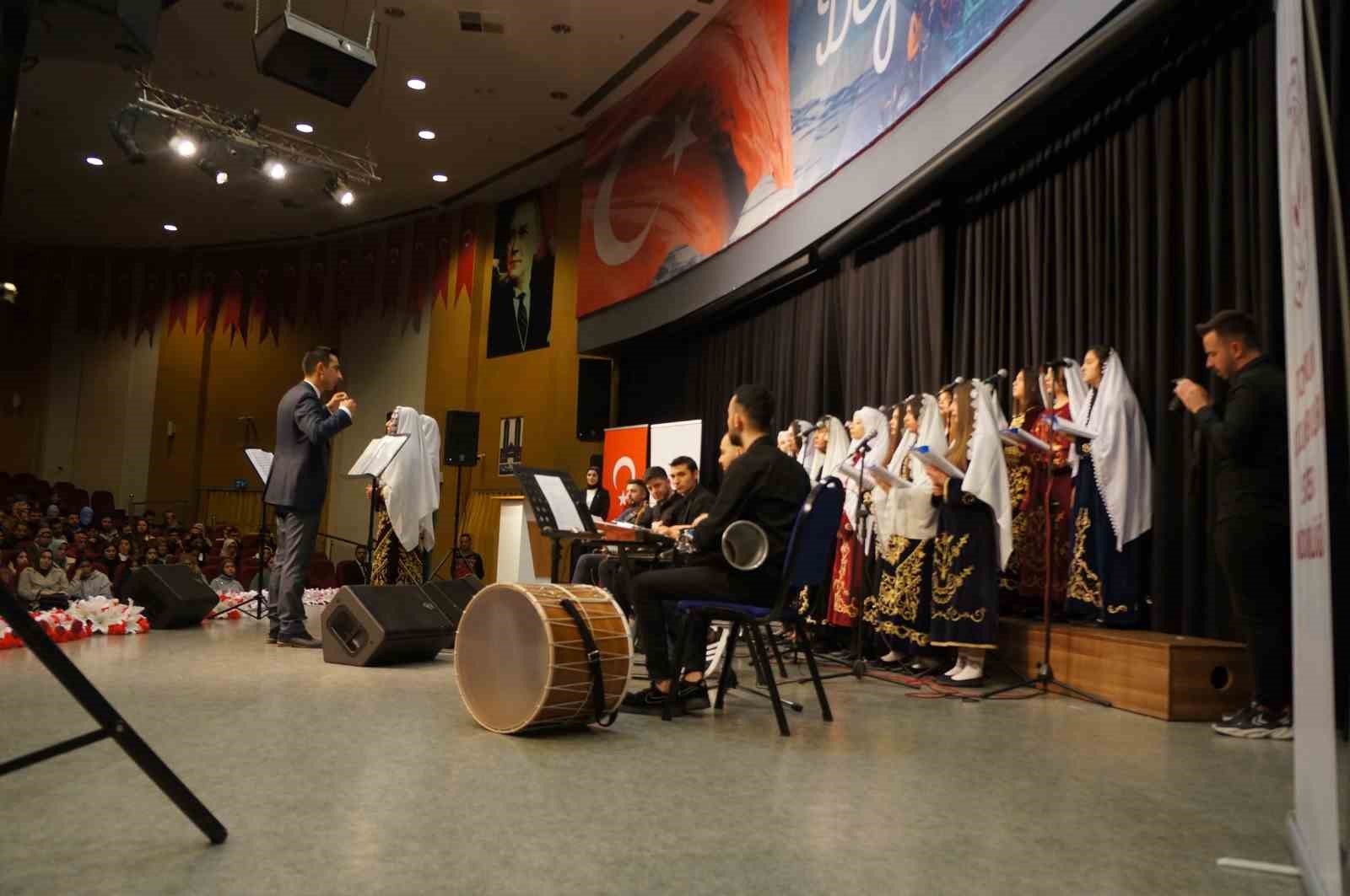 Erzurum’da devlet korumasındaki çocuklar önce konser verdi sonra sergi açtı