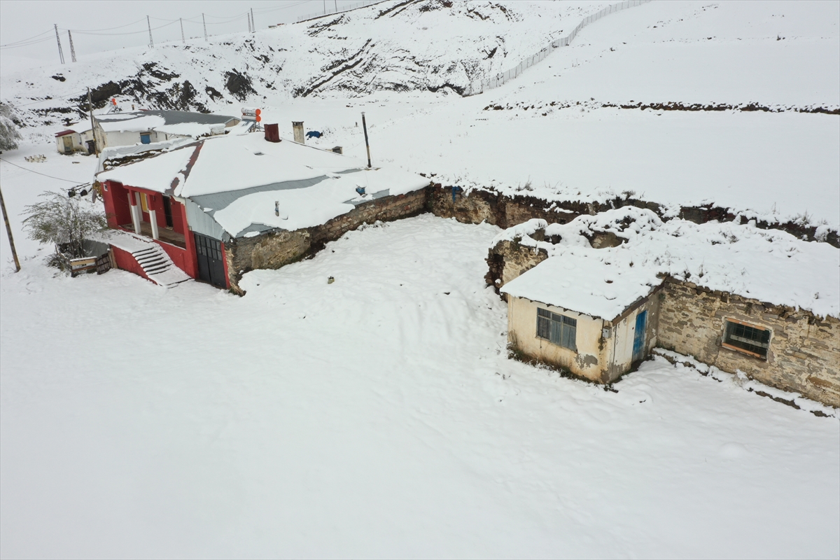 Kars'ta köyler karla kaplandı