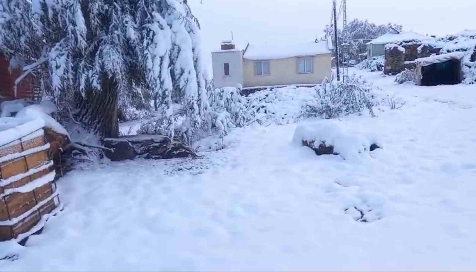 Erzurum'da 2 bin 400 rakımdaki köyler beyaz örtüyle kaplandı