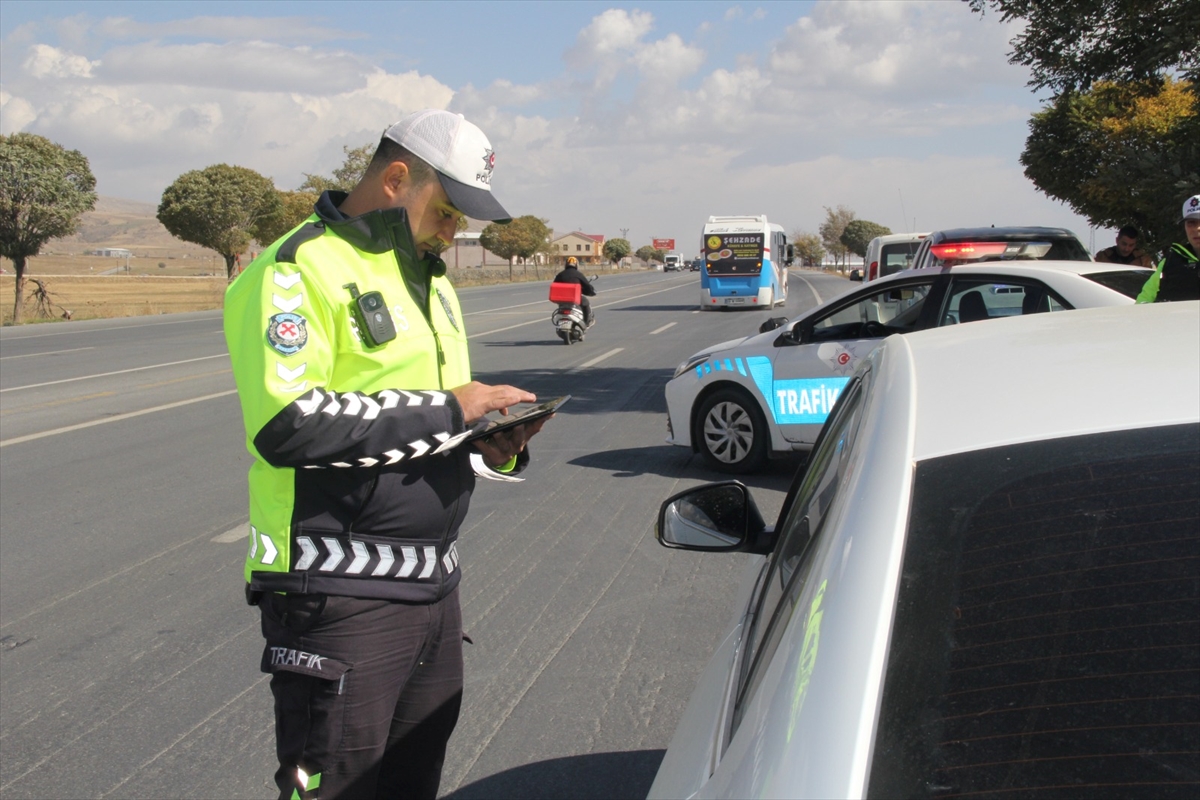 Bitlis'te sıkı trafik denetimi: Sürücülere ceza yağdı