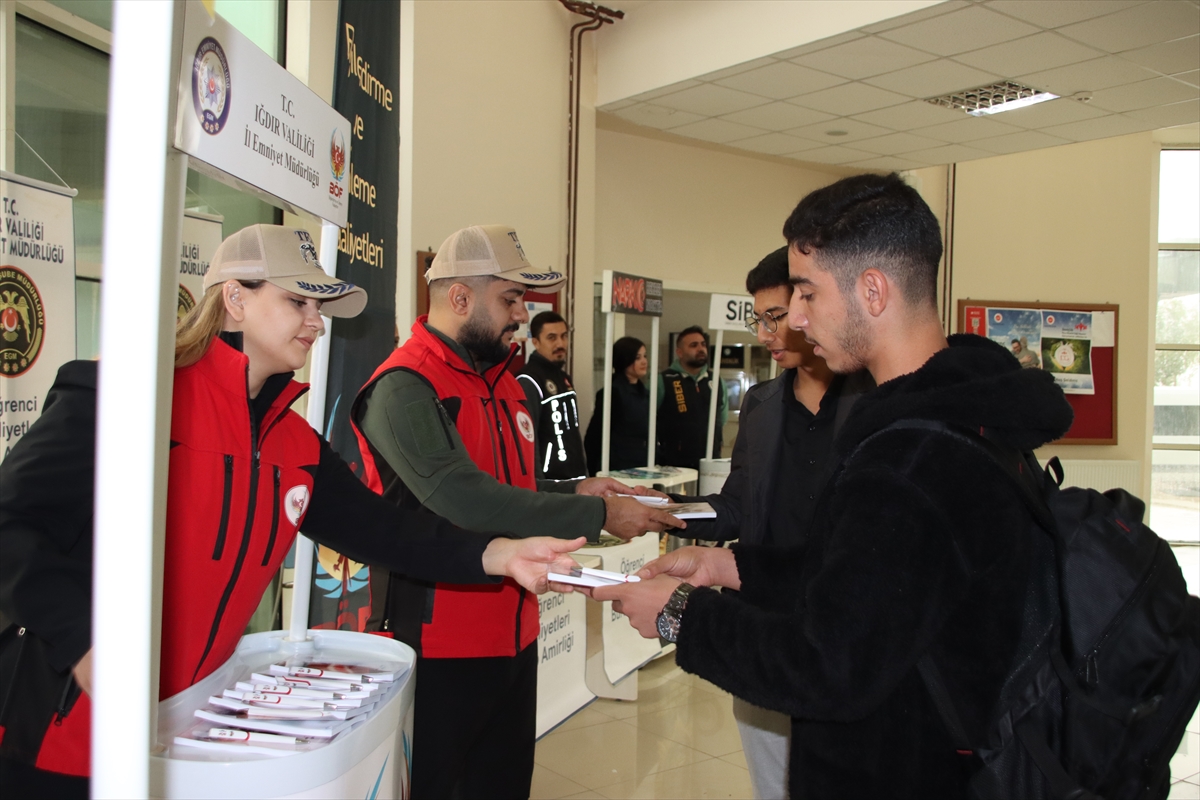 Iğdır'da polisler üniversite öğrencilerini bilinçlendiriyor