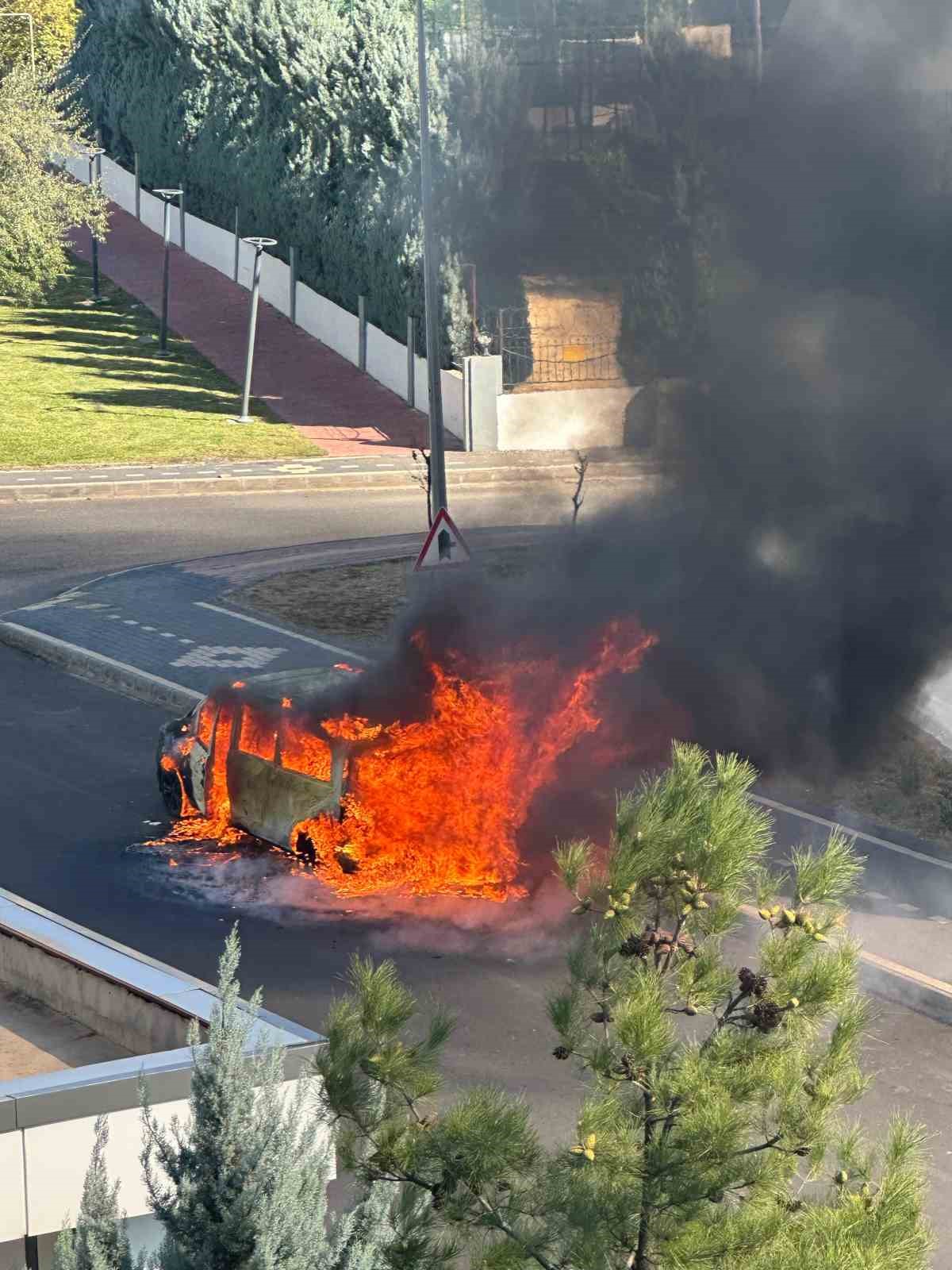 Diyarbakır’da park halindeki araç alev alev yandı