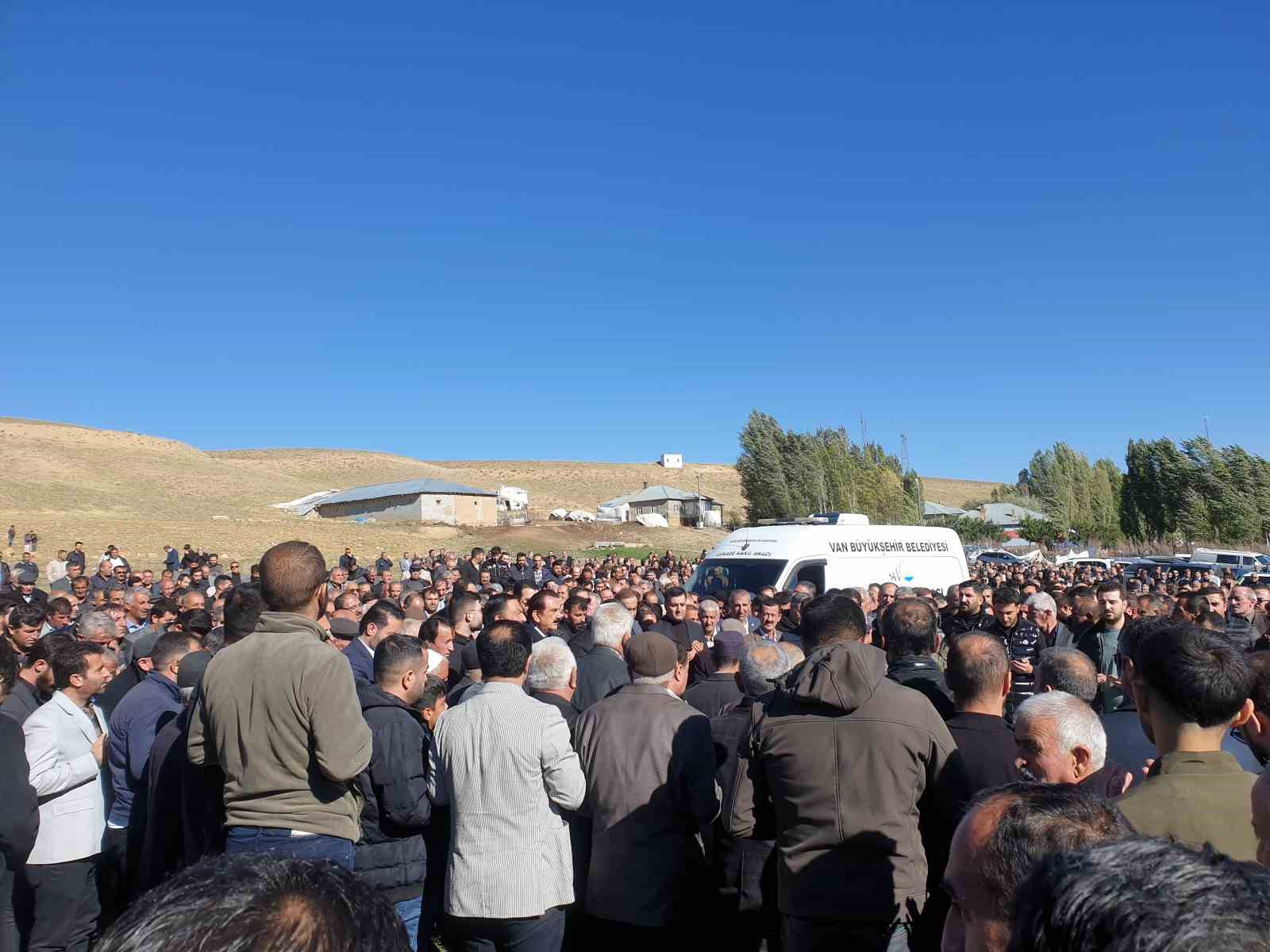 Van'daki kazada ölen AK Partili baba ve oğlu yana yana toprağa verildi