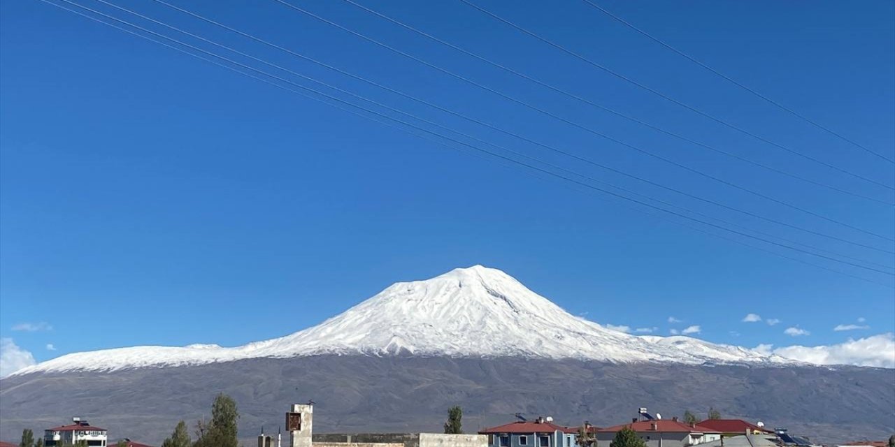 Ağrı Dağı'nın Karla Kaplı İhtişamlı Görünümü