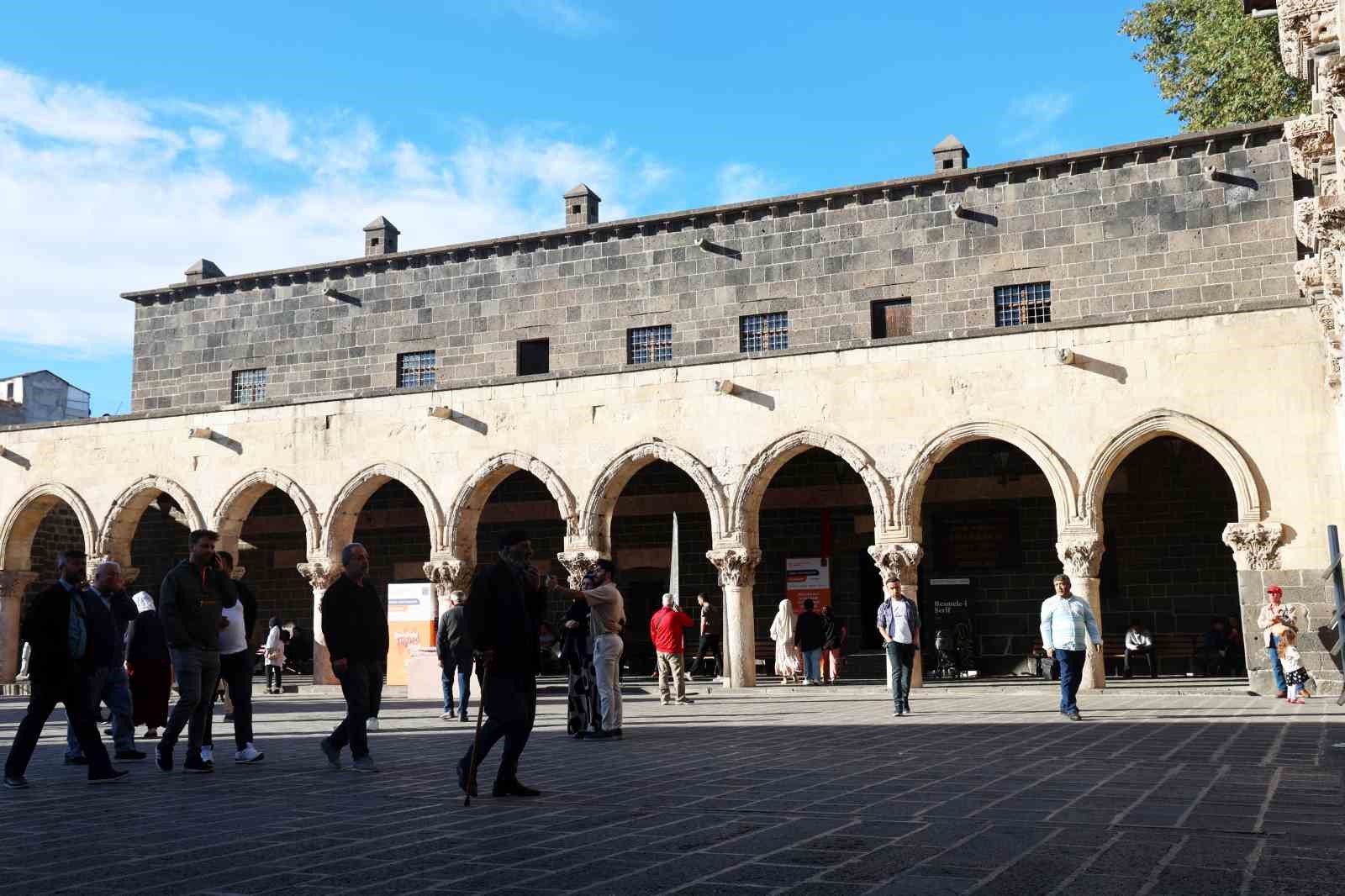 Diyarbakır Ulu Cami’ye Kaliforniya’dan gelen kadın hayran kaldı