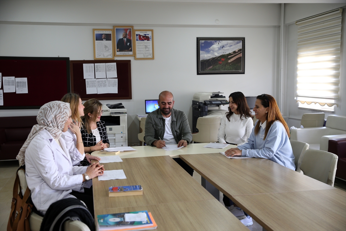 Kadın öğretmenler devamsızlık yapan kız öğrenciler için sahada