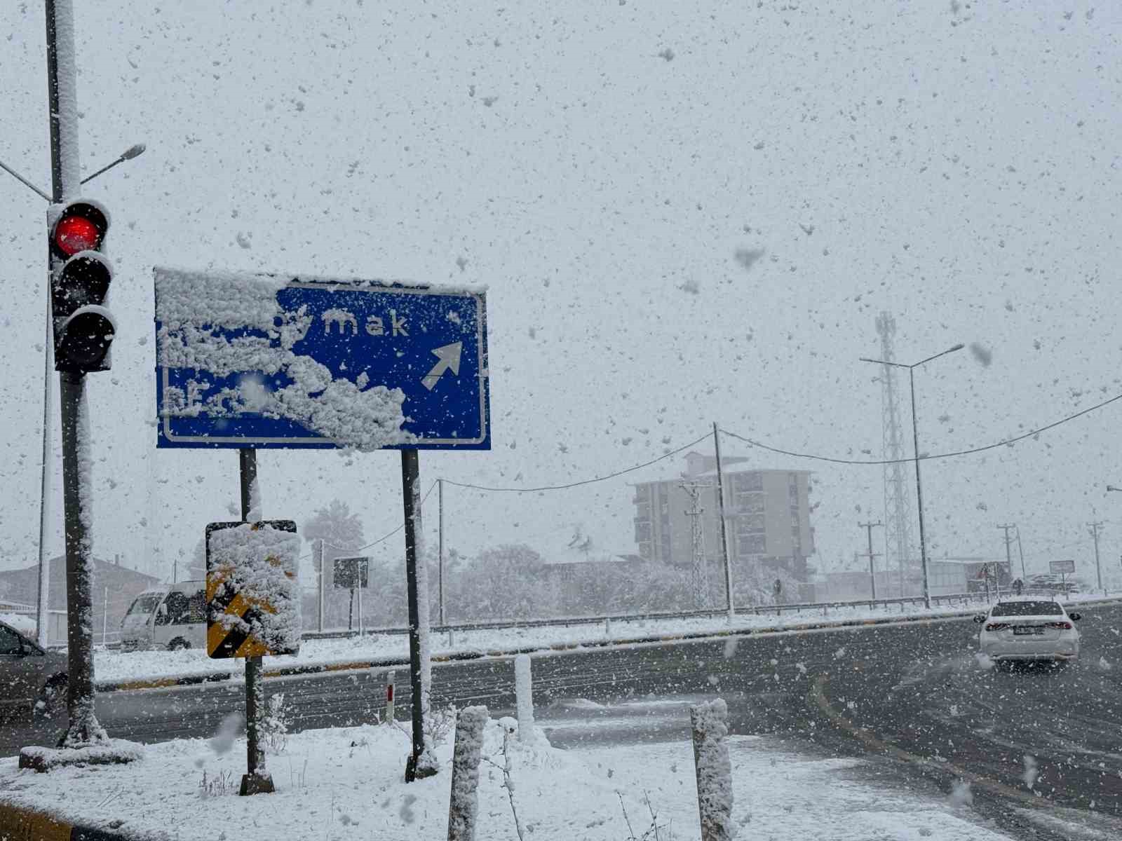 Bitlis güne karla başladı