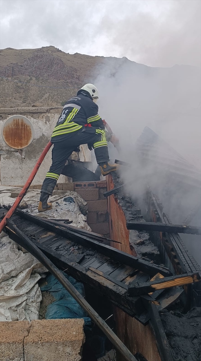 Erzurum'da müstakil ev yanarak kullanılamaz hale geldi