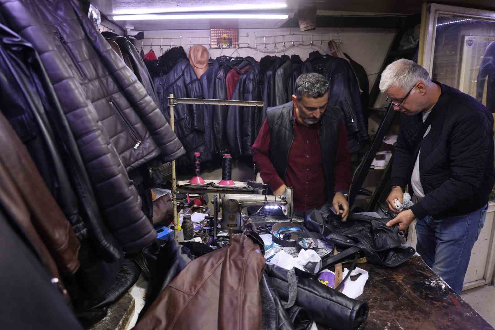 Diyarbakır'da deri montlar, onarılıp yıllarca kullanılıyor