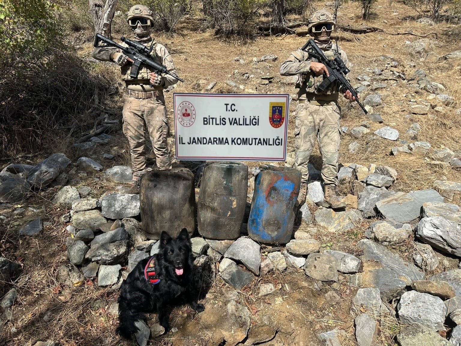 Bitlis’te patlayıcı yapımında kullanılan 300 litre sıvı madde ele geçirildi