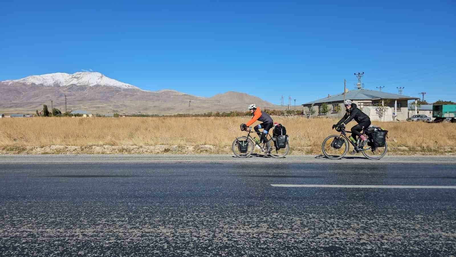 Fransız çift ülkelerinden bisikletle yola çıkarak Bitlis’e ulaştı