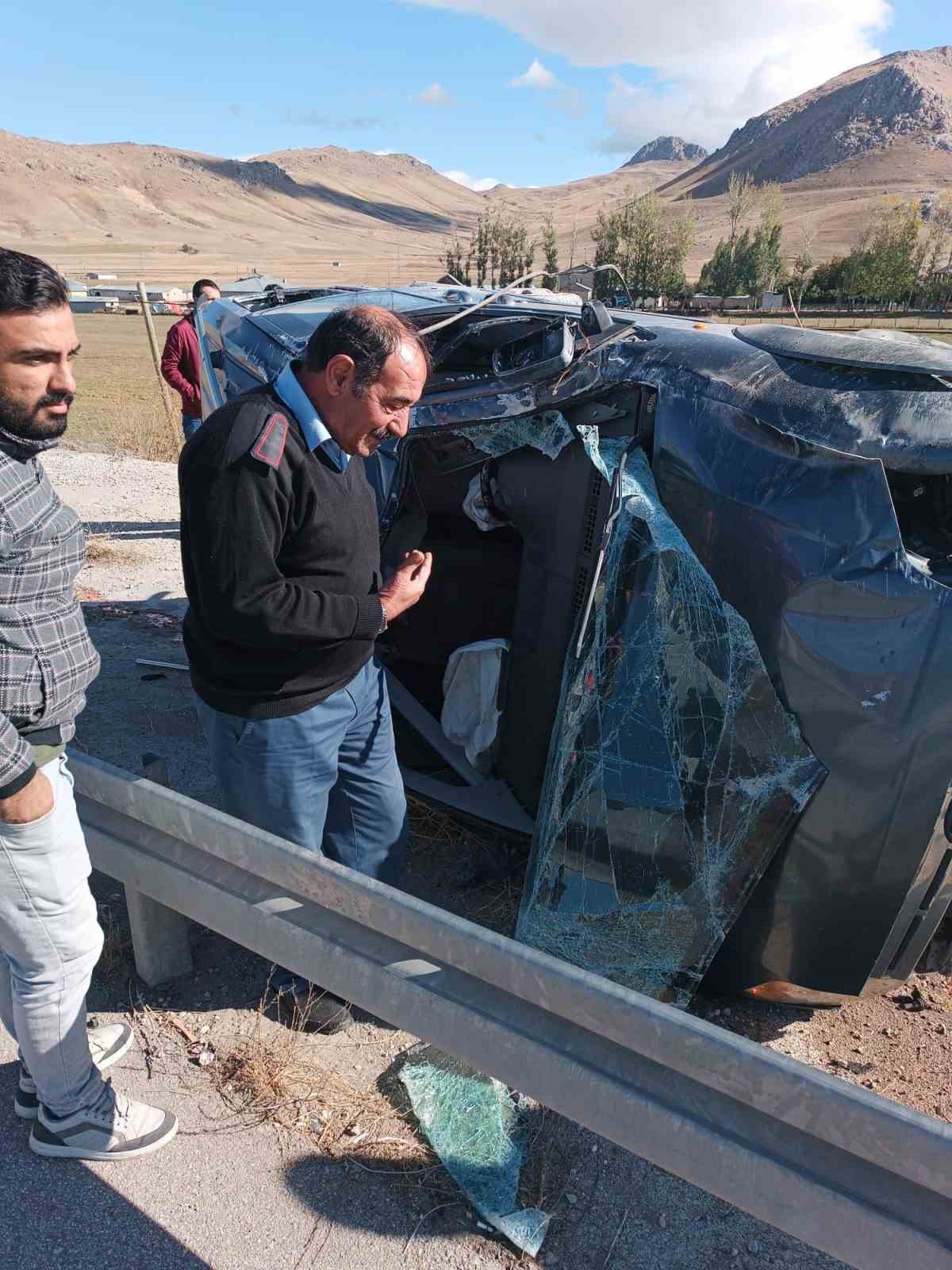 Van'da hafif ticari araç takla attı